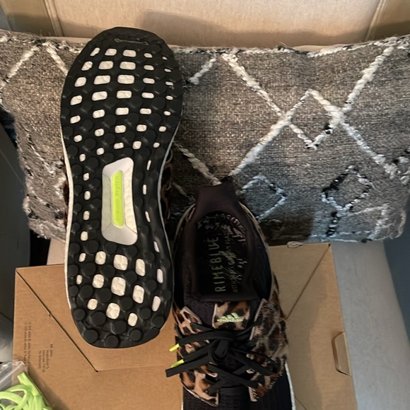 CCO TODAY! Adidas unisex Leopard Print Ultraboost DNA Running Shoes 11.5 women - Picture 5 of 9